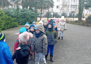 Dzieci idą dokarmiać ptaki.