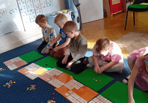 Dzieci liczą klocki.