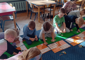 Dzieci podczas rozwiazywania zadań matematycznych.
