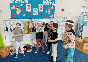 Grupa dzieci opowiada fragment historyjki obrazkowej.