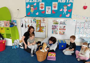 Dzieci dowiadują się na czym polega praca weterynarza.