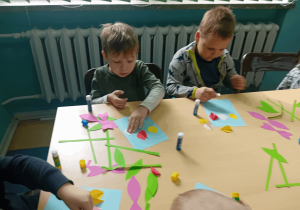 Dzieci wykonują pracę plastyczną.