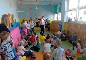 Dzieci poznają pracę dziennikarza podczas zabawę.