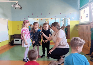 Dzieci bawią się w dziennikarzy.