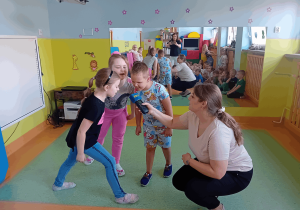 Dzieci podczas zajęć z panią dziennikarką.