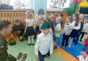 Dzieci na spotkaniu z żołnierzami.