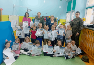 Grupowe zdjęcie z żołnierzami.