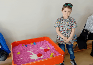 Dominik przed konkursem w sali rekreacyjnej.