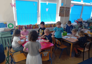 Dzieci podczas wykonywania pracy plastycznej.
