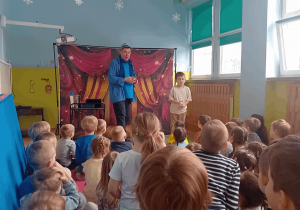 Filip podczas wykonywania magicznej sztuczki.