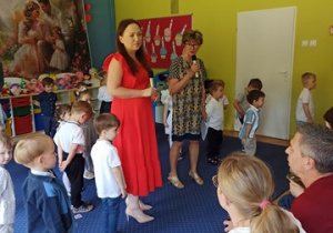 Bratkowe ciocie witają przybyłych gości