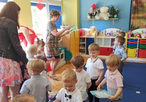 25. Staś wręcza prezenty swoim rodzicom