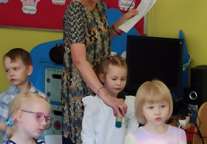Pola śpiewa piosenkę Łapię gwiazdkę dla tatusia