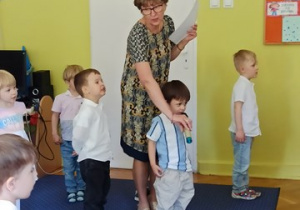 Staś śpiewa piosenkę do mikrofonu