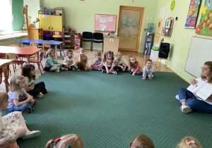 Pani Ola czyta dzieciom bajkę.
