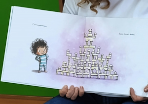 Mały Taylor i jego budowla.