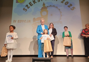Natalka z dyplomem i nagrodą za zajęcie II miejsca w konkursie.