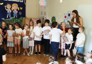 rozdanie upominków dla "Pszczółek"