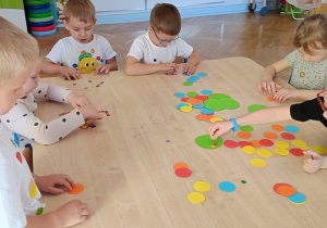 Dzieła dzieci z kolorowych kół.