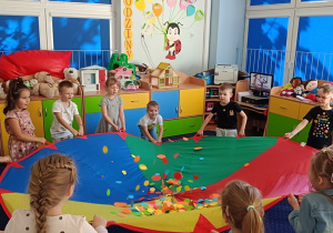 Zabawy z chustą animacyjną.