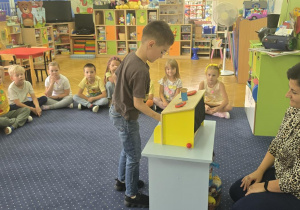 rozpoznajemy przedmioty za pomocą dotyku