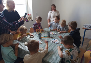 Bratki malują farbami gipsowe figurki