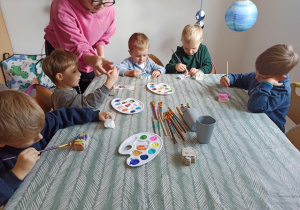 Bratki malują gipsowe figurki