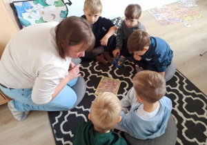 Chłopcy graja w planszówkę