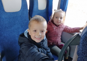 Natan i Michasia w autokarze