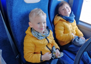 Staś i Olek w autokarze