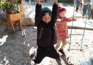 Arturek na placu zabaw