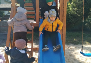 Dzieci na zjeżdżalni