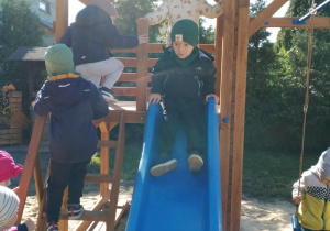 Dzieci na placu zabaw