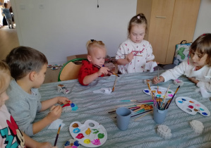 Bratki malują farbami