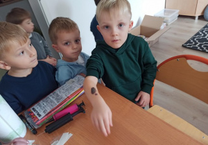 Oluś z wybranym tatuażem