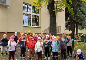 Zabawy listkami na powietrzu.