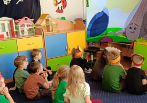 Oglądanie filmu edukacyjnego.