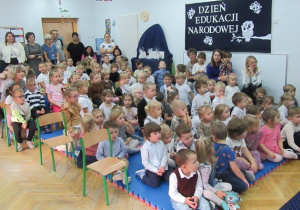 Zasłuchana publiczność.