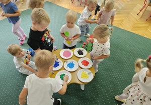 Dzieci wybierają kolory swoich kropek.