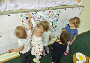 Maluszki kropkują obrazek.