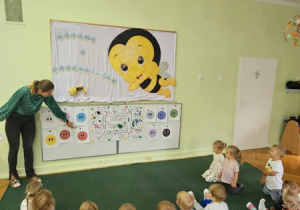 Przedszkolaki rozpoznają i nazywają kolory.