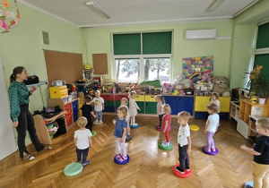 Zabawa muzyczno-ruchowa.