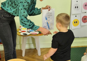 Ignaś odbiera dyplom za udział w Dniu Kropki.