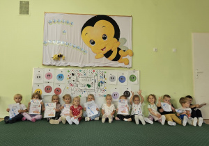 Maluszki z dyplomami.