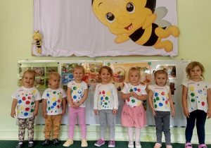 Pszczółki w koszulkach, które same zrobiły na zajęciach.