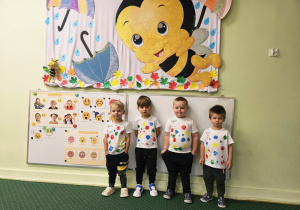 Chłopaki w koszulkach w kropki.