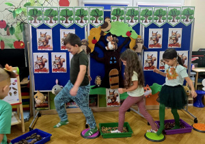 ścieżka sensoryczna z darów jesieni