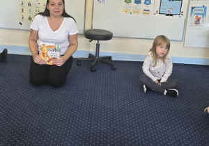 słuchamy uważnie utworu czytanego przez bibliotekarkę