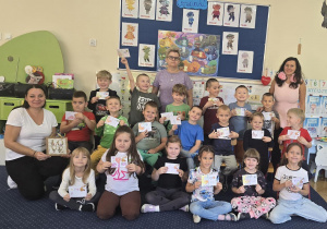 spotkanie z panią bibliotekarką - wspólna fotografia