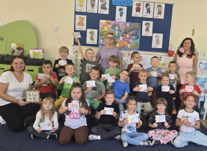 Dzień Poczty - spotkanie czytelnicze z panią bibliotekarką - utrwalenie zawodu listonosza